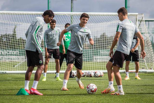 申京26+11库里19分 火箭险胜勇士晋级杯赛四强